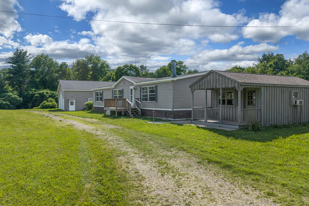 009 1600sqft Manufactured Home --  1045 Covered Bridge Rd