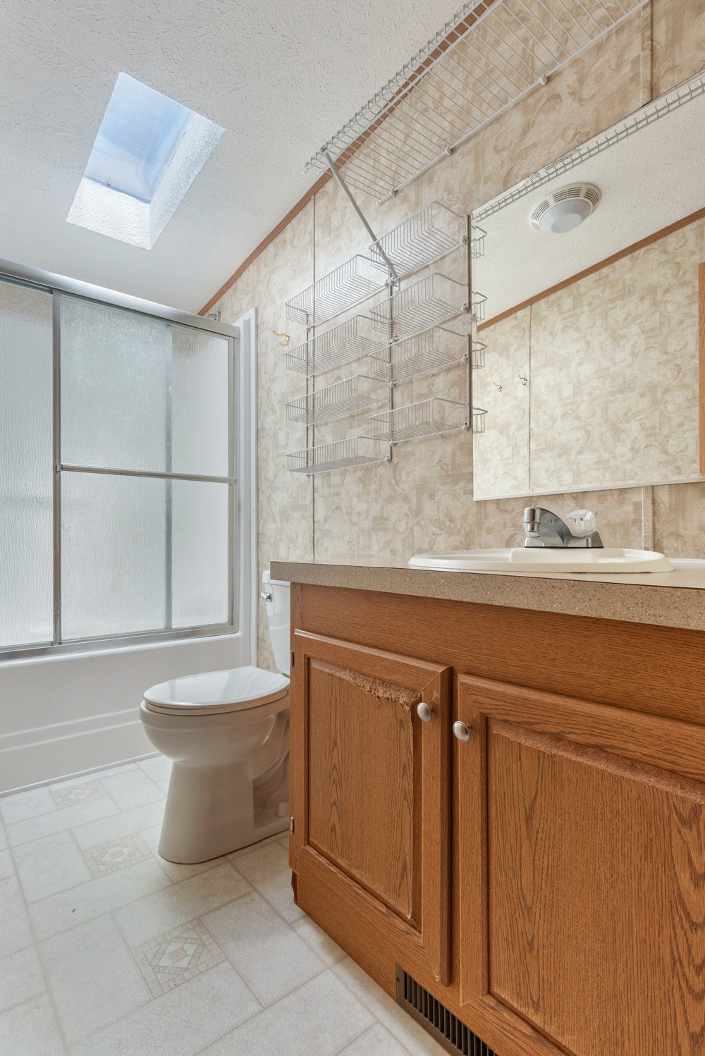 036 Guest Bathroom --  1045 Covered Bridge Rd