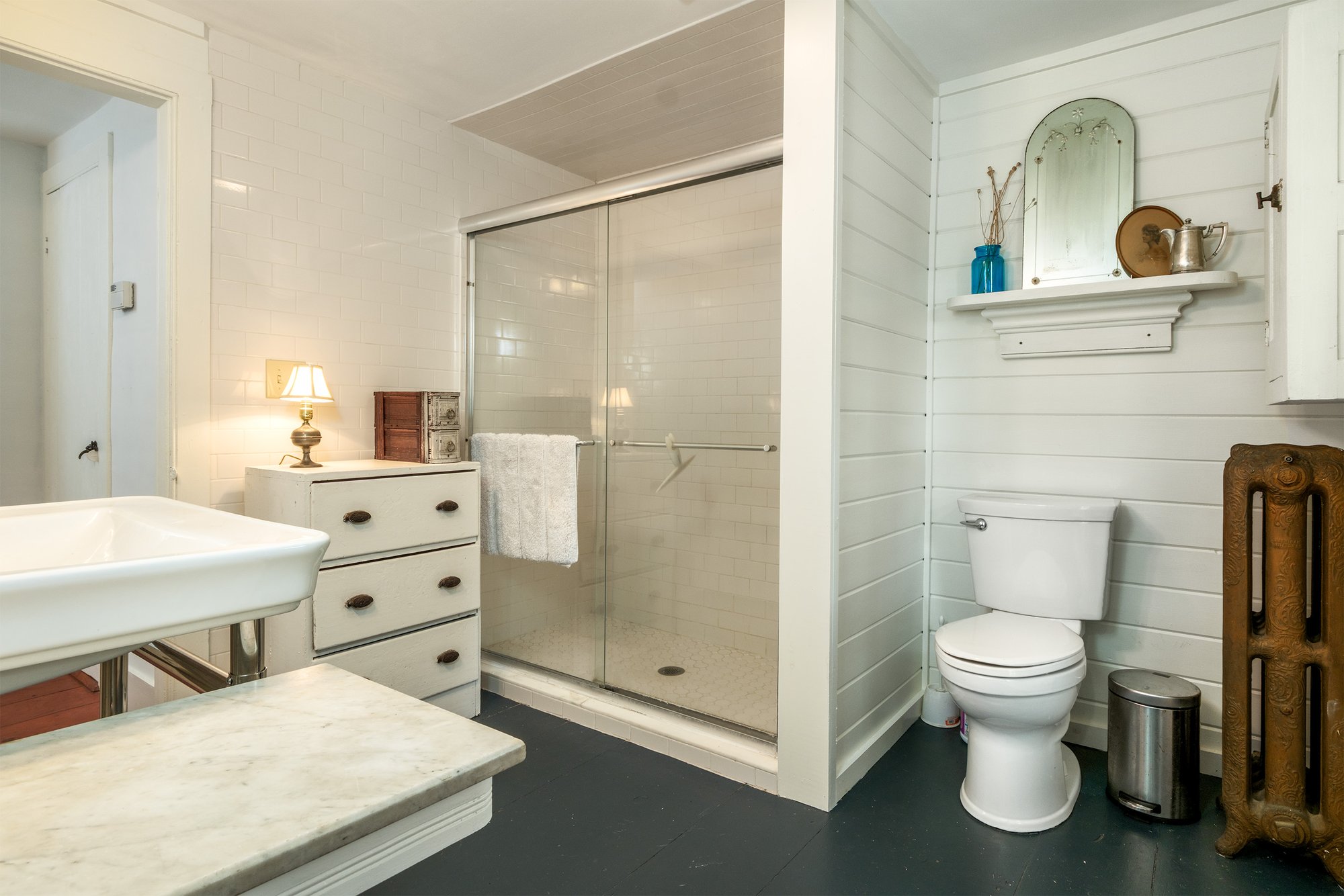 030 Primary ensuite bath -- 11440 County Highway 14
