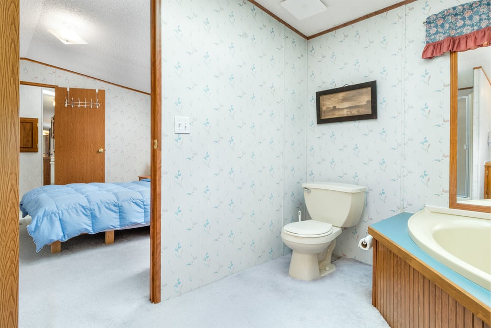 1264 Betty Brook Road - En-suite bath