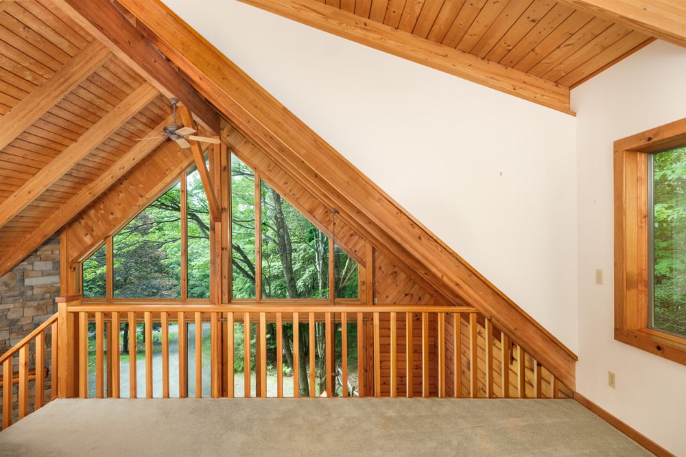 026 - Primary Suite Landing - 135 Sparrowhawk Lake