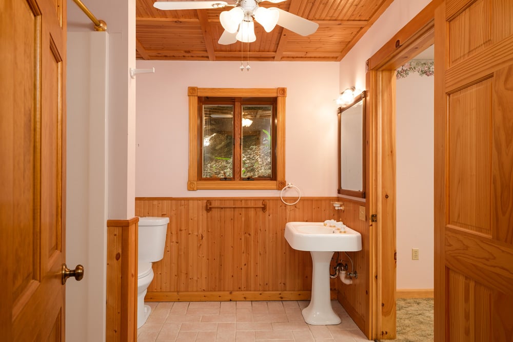 040 - LL Full Bath - 135 Sparrowhawk Lake