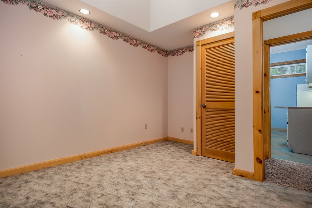 042 - LL Walkin Closet - 135 Sparrowhawk Lake