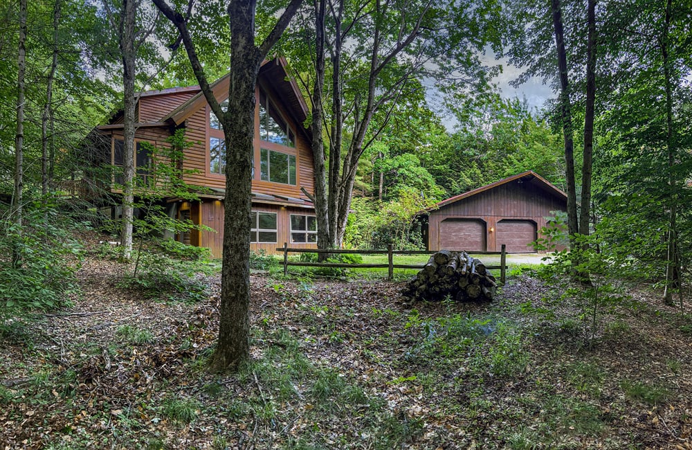 053 - Woodland setting - 135 Sparrowhawk Lake