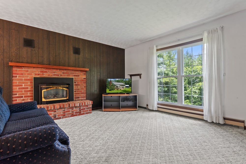 010 Spacious Livingroom -- 141 Hulbert Hill Rd