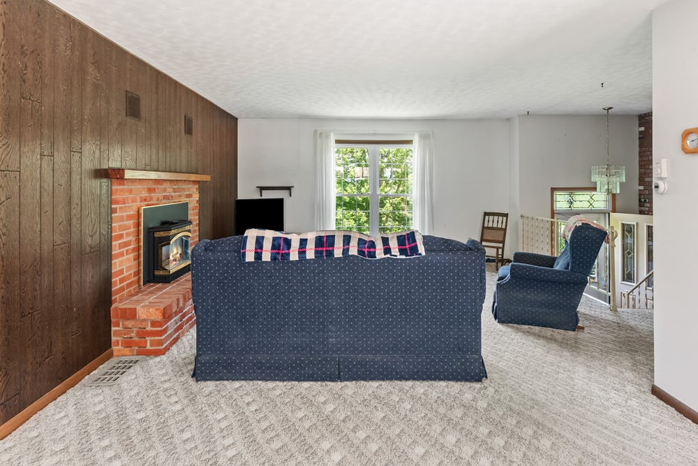 013 Spacious Livingroom w dining area -- 141 Hulbert Hill Rd