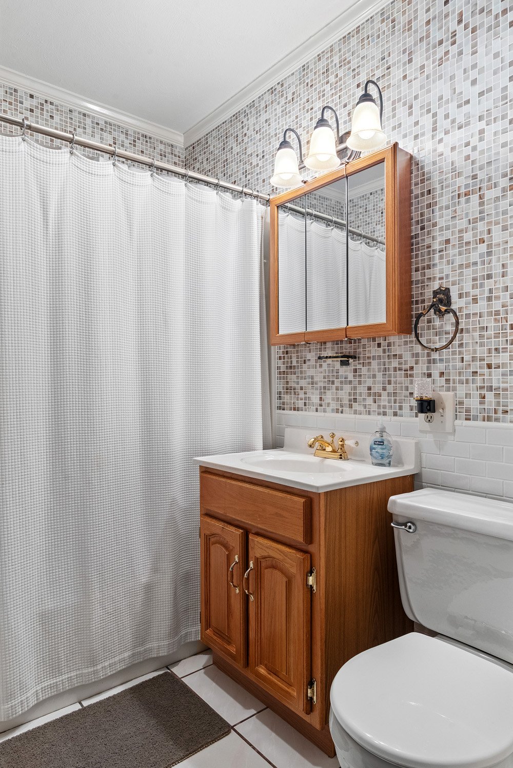 025 Central Full Bathroom -- 141 Hulbert Hill Rd