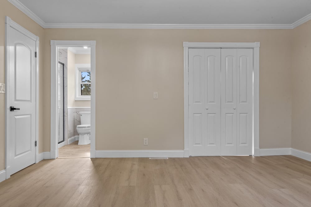 023 Primary w walkin closet  - 1534 Brownell Rd