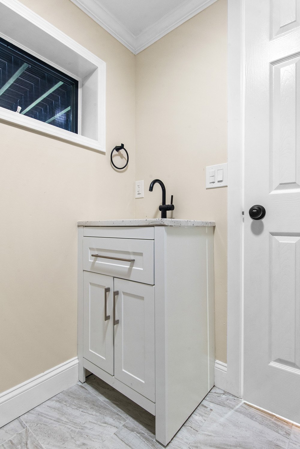 037 Full Bath In-Law Suite - 1534 Brownell Rd