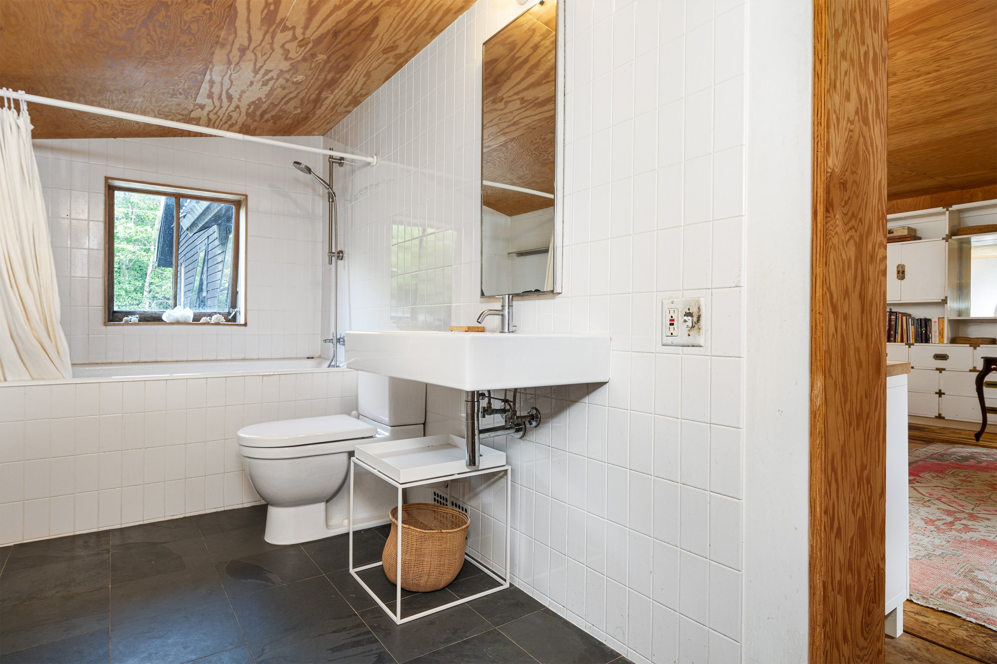 030 Primary Ensuite Bathroom -- 1685 Dry Brook Rd