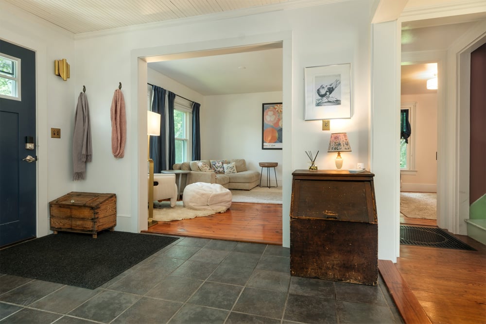 009 Entrance to Livingroom--39 Franklin St