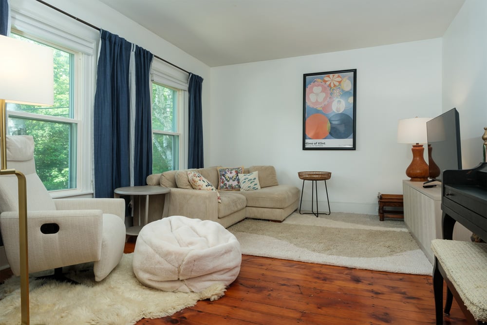 010 Livingroom--39 Franklin St