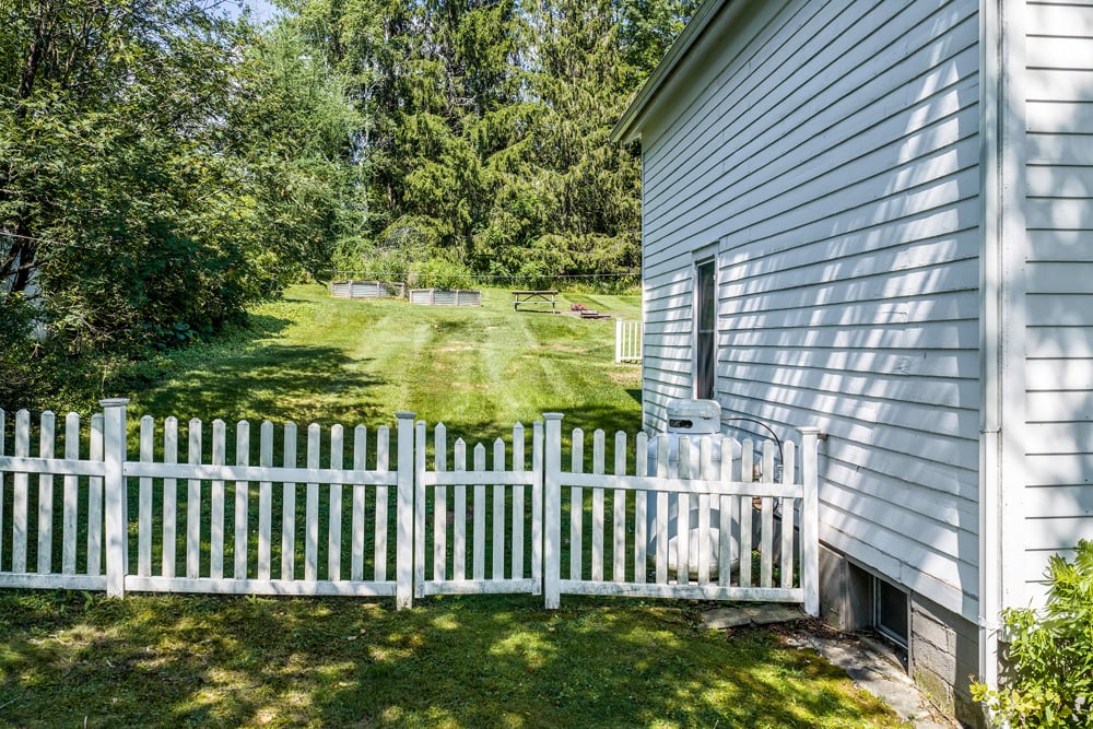 040-Fenced Back Yard - 39 Franklin St