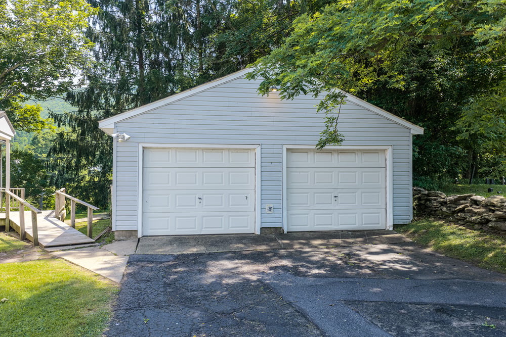 032-2-Garage-47220 State Highway 10