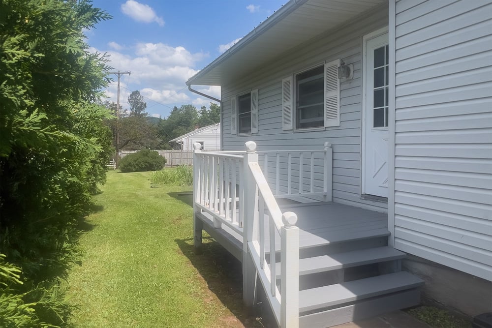 044-Front Porch-47220 State Highway 10