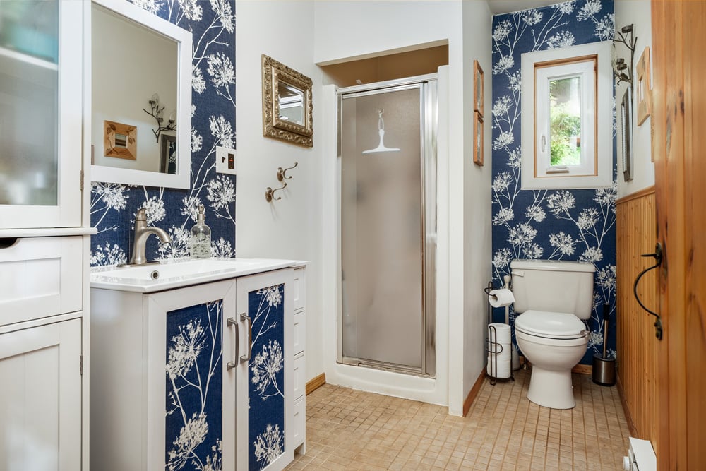 021 Central Full Bathroom – 747 Crystal Meadows