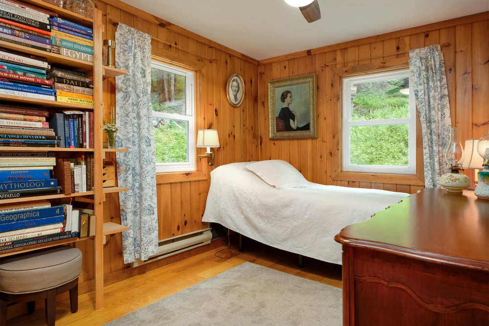 023 Rightside bedroom – 747 Crystal Meadows