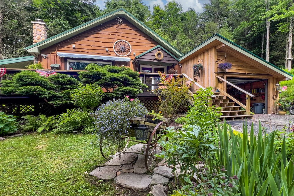 048 Mature Landscaping – 747 Crystal Meadows
